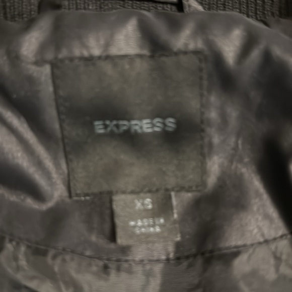 Express Quilted Black Vest with Zipper Pockets - Picture 5 of 6